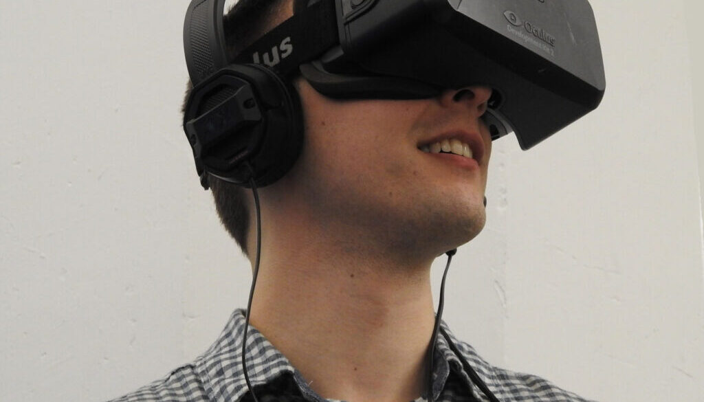 Bild mensch mit VR Brille